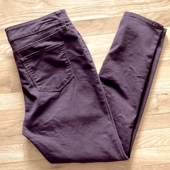 🌟HP🌟St. John’s Bay Mid Rise Secretly Slender Skinny Fit Jeans - Picture 1 of 9